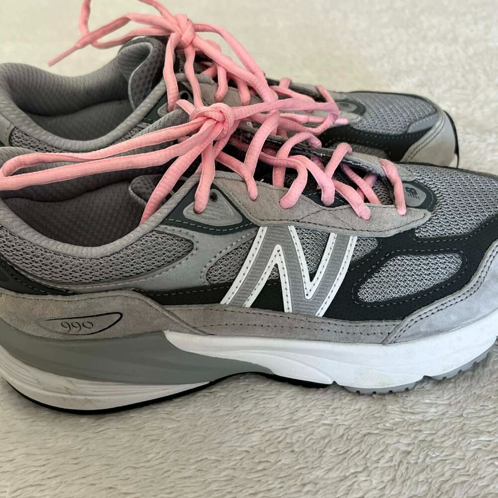 New Balance 990v6 sneaker grey with pink laces Boy's size 5